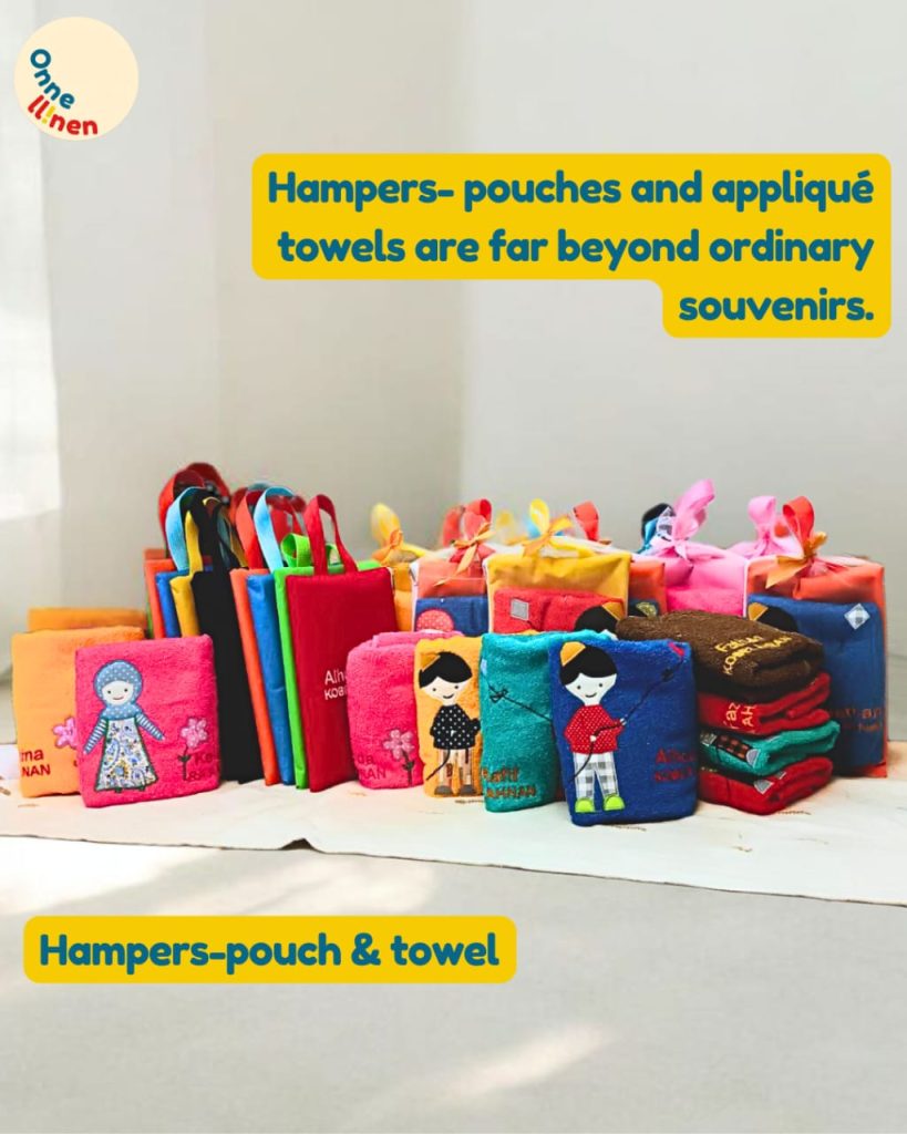Tumpukan Hampers Pouch dan Handuk Aplikasi Custom Onnellinen. Handuk lembut dengan aplikasi Muslim Series (30x70cm).