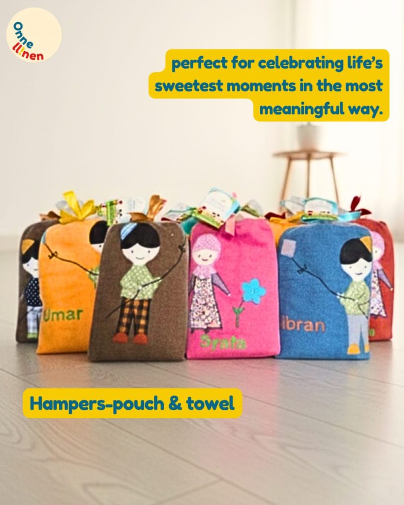 Tumpukan Hampers Pouch dan Handuk Aplikasi Custom Onnellinen. Handuk lembut dengan aplikasi Muslim Series (30x70cm).