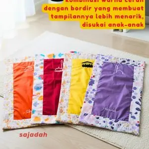 Lima sajadah travel warna cerah (oranye, merah, kuning, ungu) dengan bordir nama, kombinasi warna menarik disukai anak-anak.