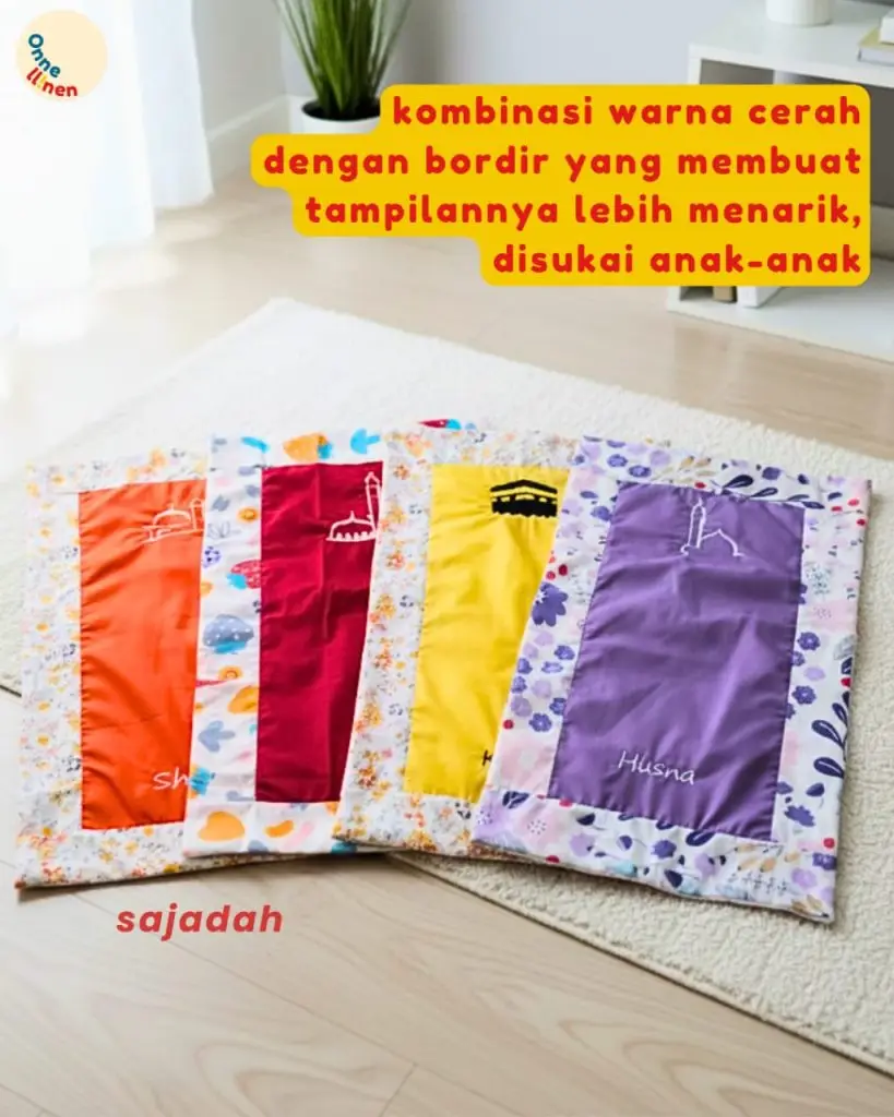 Lima sajadah travel warna cerah (oranye, merah, kuning, ungu) dengan bordir nama, kombinasi warna menarik disukai anak-anak.