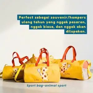 Set Sport Bag tabung custom aplikasi jerapah main tenis warna kuning dan merah dengan bordir nama Lilla, Erica, souvenir ulang tahun.