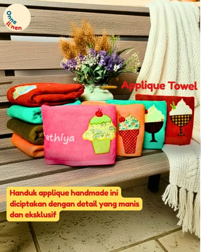 Handuk Mutia pink dengan aplikasi bordir cupcake dan nama Athlya, handmade, manis, dan eksklusif.