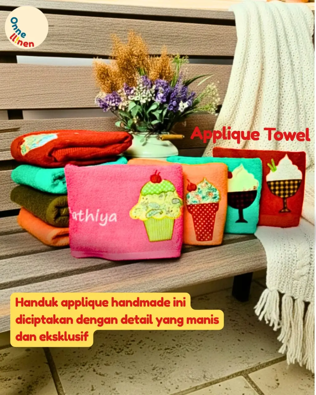 Handuk Mutia pink dengan aplikasi bordir cupcake dan nama Athlya, handmade, manis, dan eksklusif.