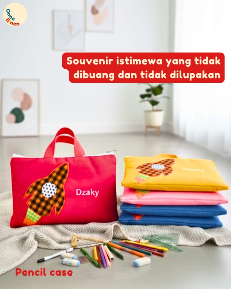 Pouch Tempat Pensil Custom Roket dengan aplikasi bordir dan nama Aisyah, cocok sebagai Souvenir Ulang Tahun Anak TK yang fungsional.