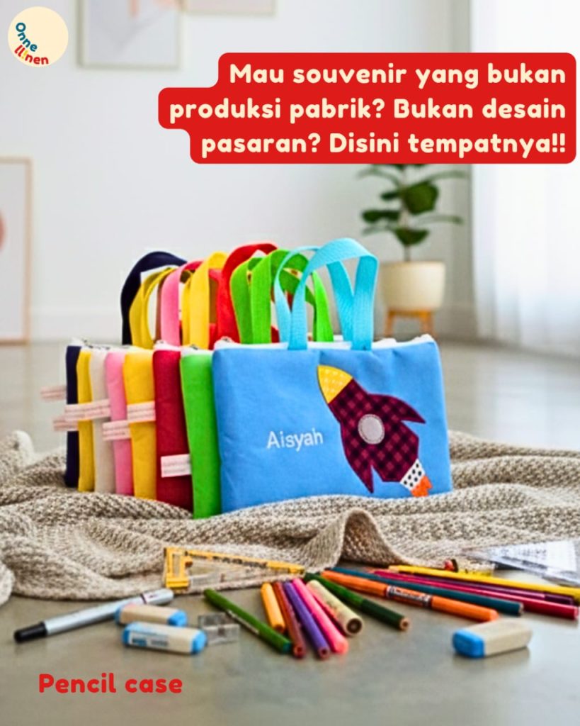 Pouch Tempat Pensil Custom Roket dengan aplikasi bordir dan nama Aisyah, cocok sebagai Souvenir Ulang Tahun Anak TK yang fungsional.