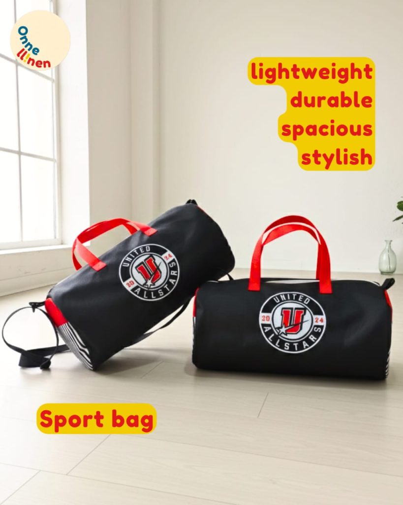 Sport Bag Custom Onnellinen hitam dengan nama di satu sisi dan logo klub di sisi lain, menunjukkan personalisasi untuk setiap anggota tim.
