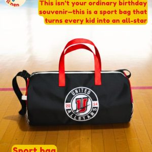 Sport Bag Custom Onnellinen hitam dengan nama di satu sisi dan logo klub di sisi lain, menunjukkan personalisasi untuk setiap anggota tim.