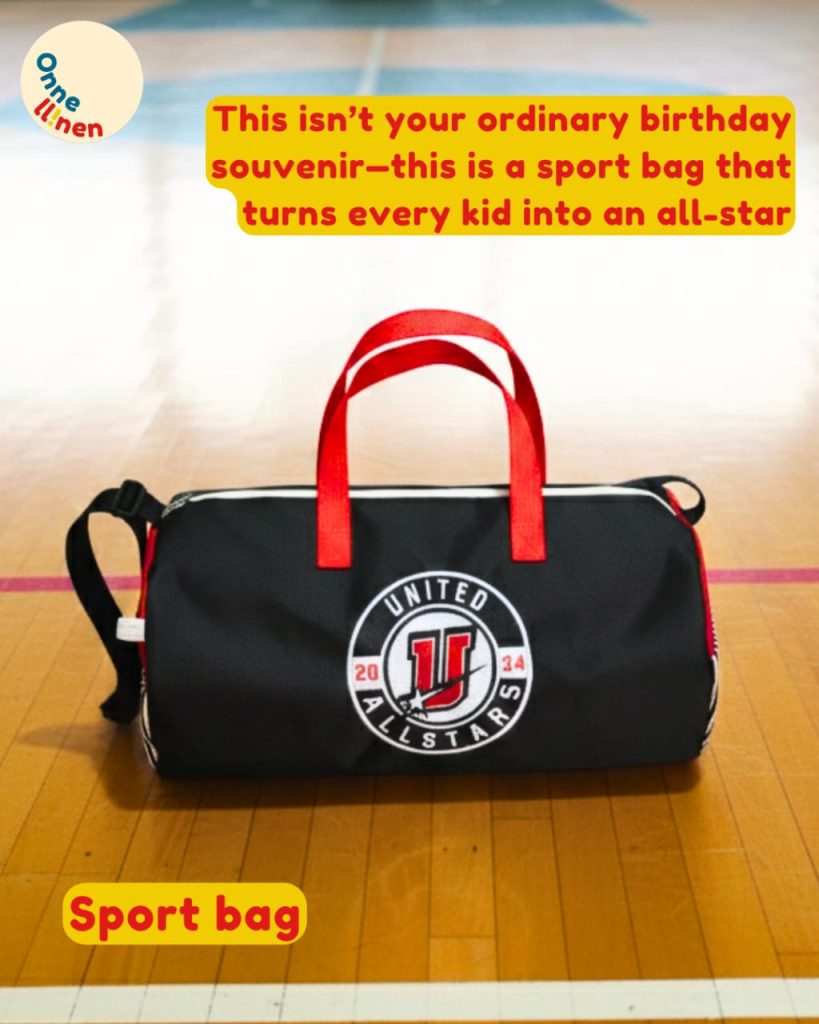 Sport Bag Custom Onnellinen hitam dengan nama di satu sisi dan logo klub di sisi lain, menunjukkan personalisasi untuk setiap anggota tim.