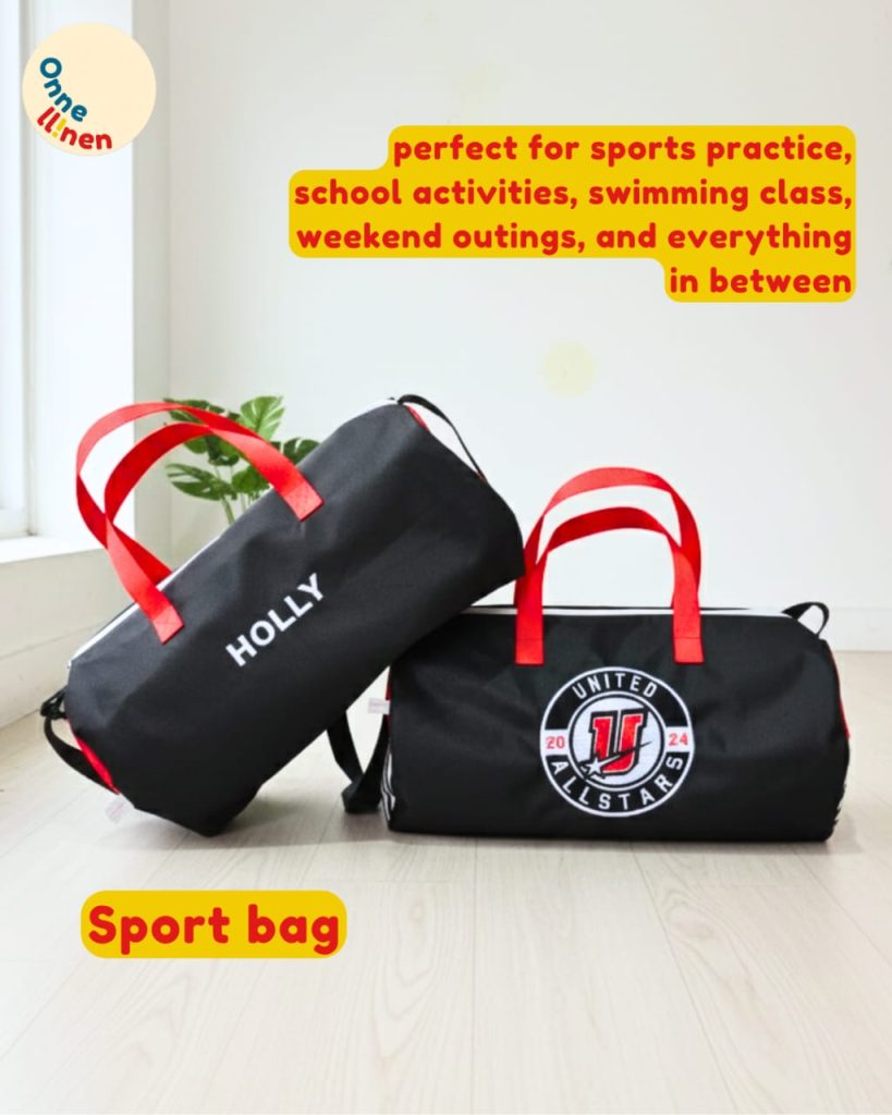Sport Bag Custom Onnellinen hitam dengan nama "Holly" di satu sisi dan logo klub di sisi lain, menunjukkan personalisasi untuk setiap anggota tim.