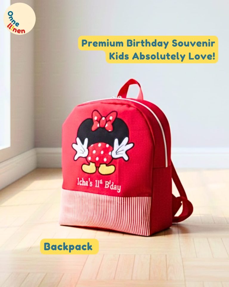 Backpack Custom Onnellinen warna merah dengan appliqué Minnie Mouse, cocok sebagai premium birthday souvenir.
