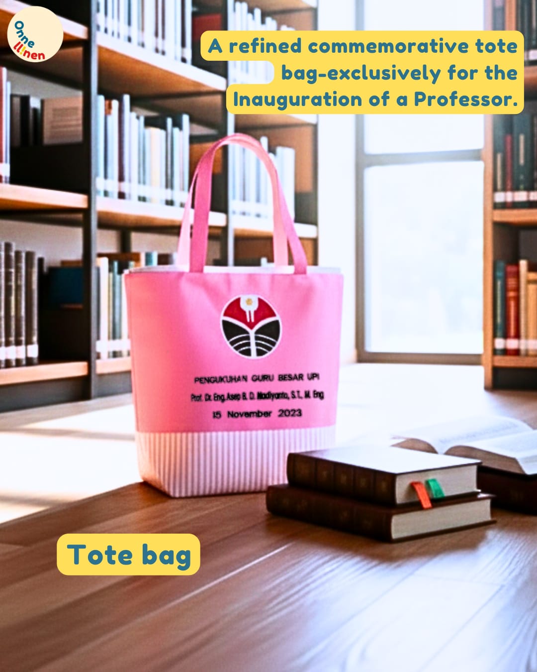 Tote Bag Custom Onnellinen warna pink cerah untuk Pengukuhan Guru Besar UPI, diletakkan di rak buku, menunjukkan refinded commemorative tote bag.