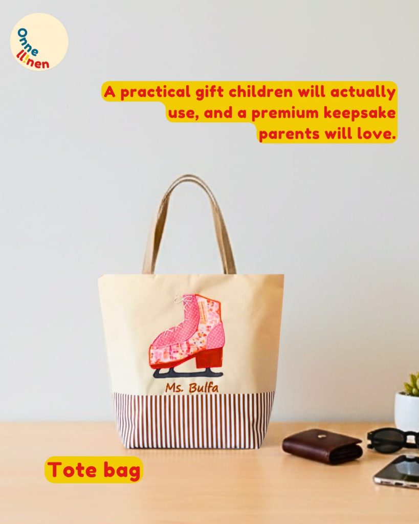 Tote Bag Custom Onnellinen krem dengan aplikasi sepatu ice skating dan nama Mallika.