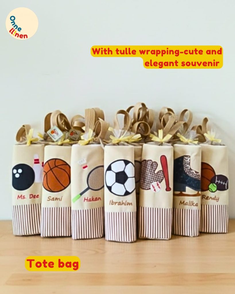 Kumpulan Tote Bag Custom Onnellinen aneka olahraga (tenis, sepak bola, bowling) yang dibungkus tulle, ideal untuk goodie bag souvenir sudah dikemas