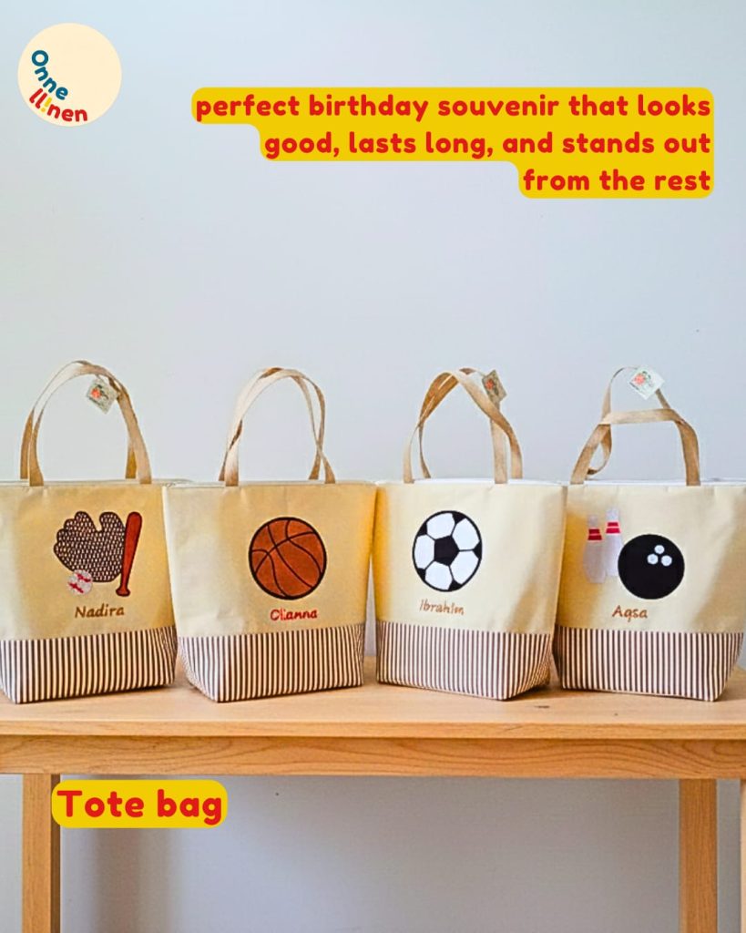 Kumpulan Tote Bag Custom Onnellinen aneka olahraga (tenis, sepak bola, bowling) yang dibungkus tulle, ideal untuk goodie bag souvenir.