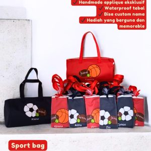 Sport Bag Custom Onnellinen warna hitam dengan aplikasi 3 bola dan custom nama, tas duffle yang sporty dan fungsional.