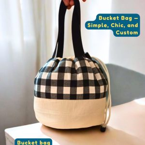 Bucket Bag Katun Onnellinen warna biru dengan penutup serut dan custom nama, tekstur kain katun halus yang nyaman.