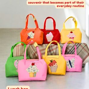 Lunch Bag Lipat Onnellinen desain unik dengan aplikasi bordir handmade gambar karakter, tas bekal eksklusif yang bisa dicustom nama.