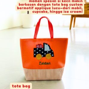 Totebag Custom Onnellinen warna biru tema Transportasi (mobil) dengan aplikasi handmade bordir dan nama anak, bahan polyester waterproof kuat.