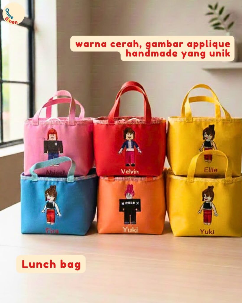 Detail tas bekal Roblox custom nama dengan penutup serut yang memudahkan anak-anak membuka dan menutup tas.