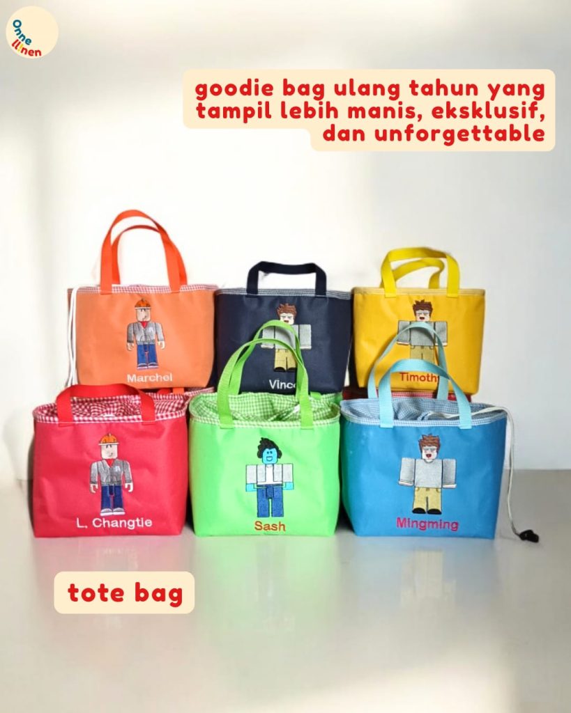 Detail tas bekal Roblox custom nama dengan penutup serut yang memudahkan anak-anak membuka dan menutup tas.