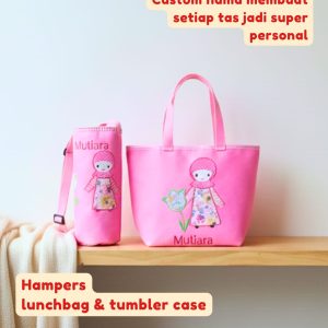 Paket hampers anak perempuan warna pink berisi lunch bag kotak dan tumbler case dengan aplikasi gambar karakter muslimah berjilbab.