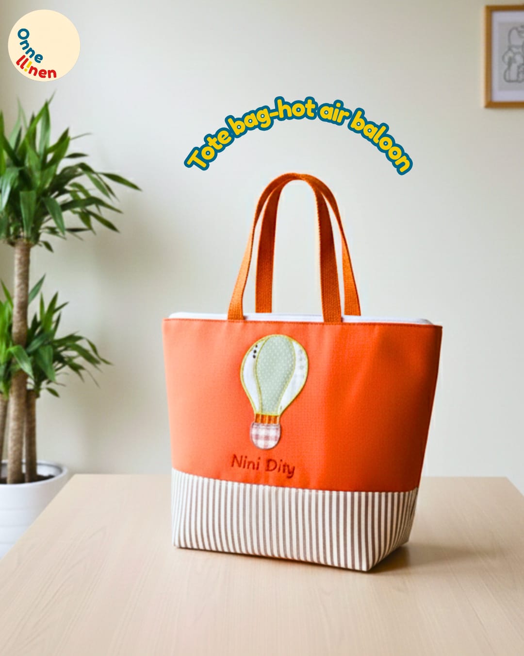 Totebag anak warna cerah dengan aplikasi kain gambar balon udara warna-warni dan bordir nama anak.