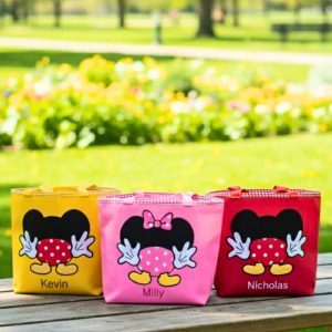 Lunch bag kotak dengan penutup serut motif karakter Mickey dan Minnie Mouse dari aplikasi kain handmade dan bordir nama anak.